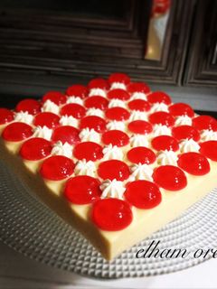 عکسی از دستور دسر کرم باواریا با ژله توت فرنگی