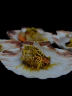 Una foto de Vieiras a la plancha con aceite de pistachos