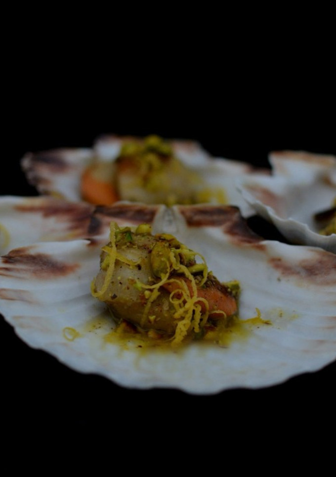 Una foto de Vieiras a la plancha con aceite de pistachos