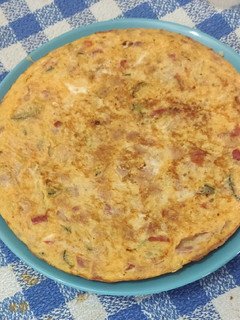 Una foto de Tortilla de verduras y queso