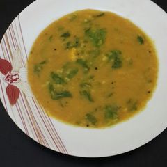 A picture of Palak and aloo gravy.