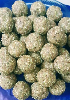 सुक्या मेव्याचे पौष्टिक लाडू (sukya mevyache ladoo recipe in marathi) रेसिपी चे मुख्य फोटो