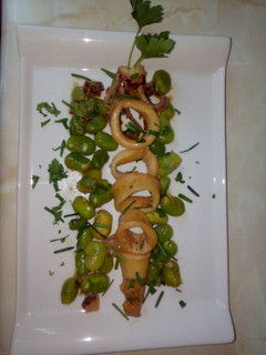 Una foto de Calamares con habitas y jamon