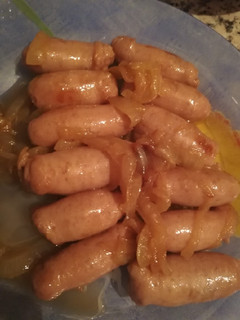 Una foto de Salchichas frescas con cebolla y vino