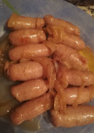 Una foto de Salchichas frescas con cebolla y vino