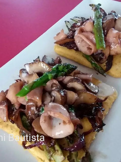 Una foto de Calamares sobre base crujiente