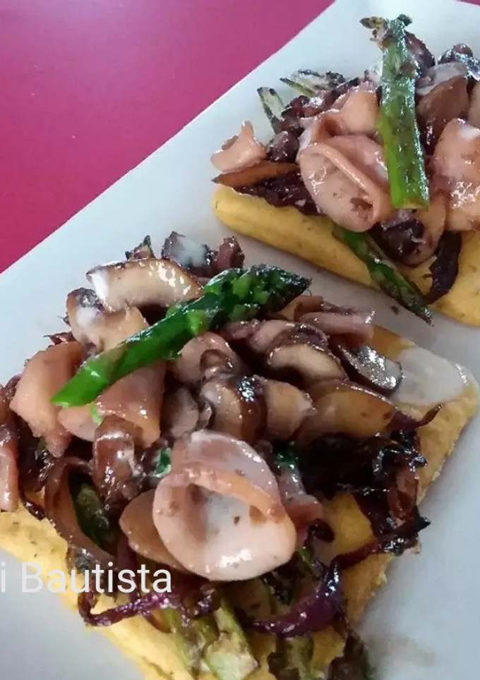 Una foto de Calamares sobre base crujiente