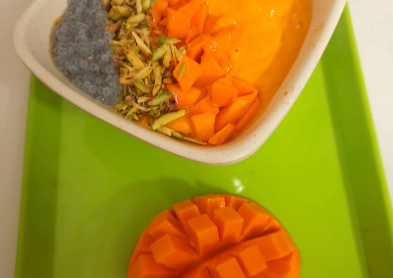 Mango smoothie bowl