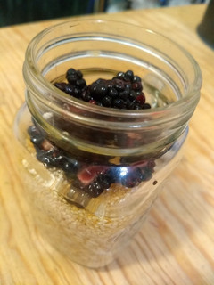 Una foto de Avena en mason jar con crema de cacahuate, miel y zarzamoras