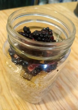 Una foto de Avena en mason jar con crema de cacahuate, miel y zarzamoras