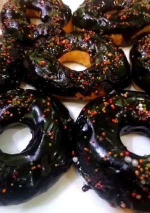 A picture of Chocolate donuts.