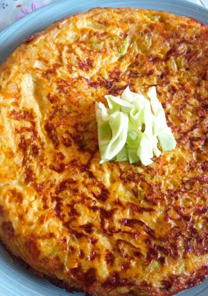 Una foto de Tortilla de repollo y zanahoria