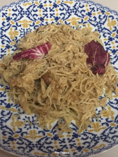 Una foto de Fideos chinos con salsa de champiñones
