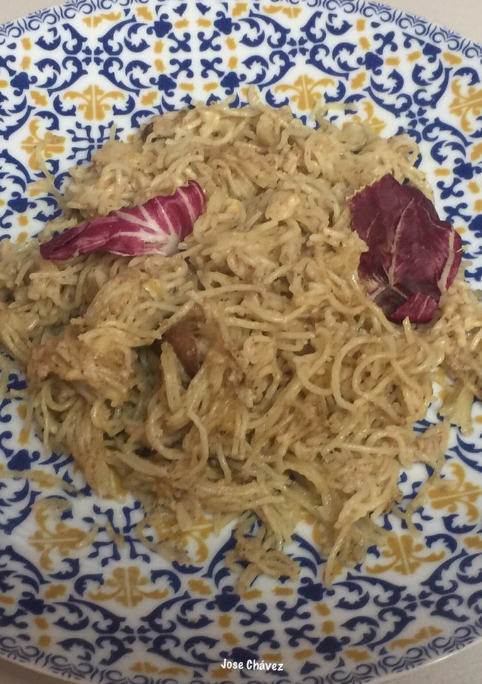 Una foto de Fideos chinos con salsa de champiñones