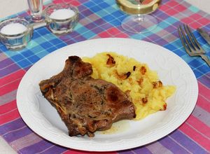 Fűszeres-boros sült tarja hagymás krumplival recept fotója