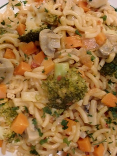 Una foto de Fideos con champiñones y coliflor
