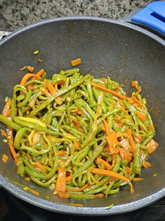Una foto de Espaguetis de verduras al wok