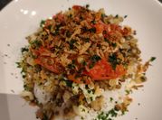 Une photo de riz lentilles oignons