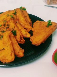 ब्रेड पकौड़ा (Bread Pakoda recipe in Hindi) रेसिपी मुख्य फोटो