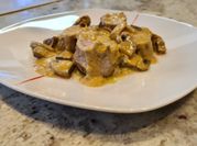 Una foto de solomillo de cerdo con champiñones