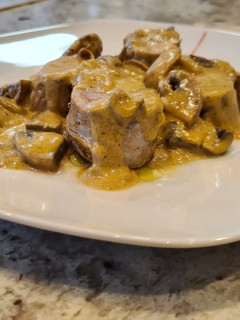 Una foto de Solomillo de cerdo en salsa de champiñones