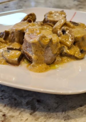 Una foto de Solomillo de cerdo en salsa de champiñones