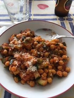 Una foto de Garbanzos con pisto