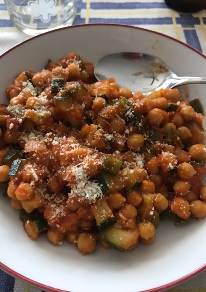 Una foto de Garbanzos con pisto