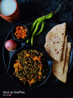 લીલી ચોળી બટેકા નું શાક (Lili Chori Bataka Shak Recipe In Gujarati) રેસીપી મુખ્ય ફોટો