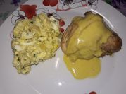 Una foto de salsa de mostaza con crema de leche