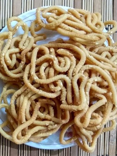 பொட்டுக்கடலை மாவு முறுக்கு Pottukalai Maavu Murukku Recipe in Tamil) செய்முறை முக்கிய புகைப்படம்