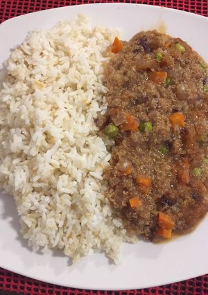 Una foto de Quinoa con aceitunas negras