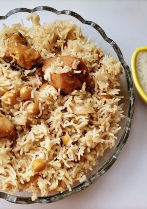 A picture of Hara Chicken Chana Pulao.