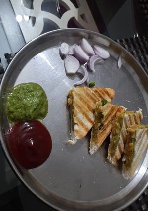A picture of Aloo matar sandwich.