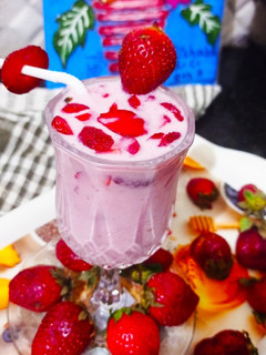 स्ट्रॉबेरी मिल्क शेक (Strawberry Milk shake recipe in Hindi) रेसिपी मुख्य फोटो