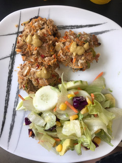 Una foto de Hamburguesas de atún con ensalada