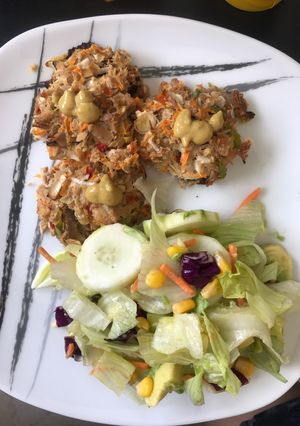Una foto de Hamburguesas de atún con ensalada