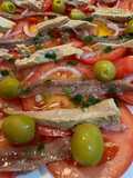Ensalada de tomate con ventresca y anchoa