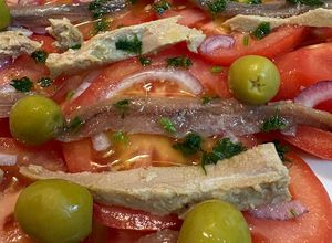 Una foto de Ensalada de tomate con ventresca y anchoa