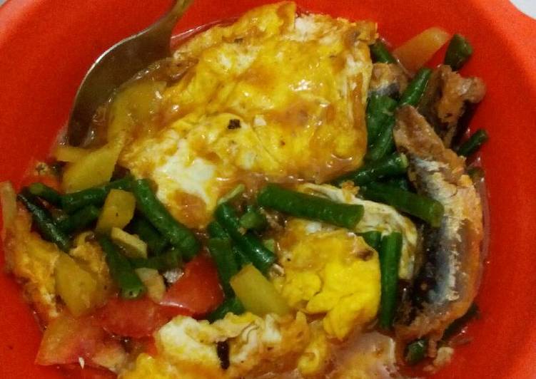 Ikan sarden + telur ceplok, kacang panjang, kentang
