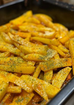 Puha, omlós csirke fűszeres, ropogós krumplival 🫠 recept fotója