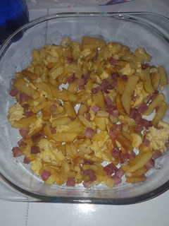 Una foto de Revuelto de patatas con huevo y jamón