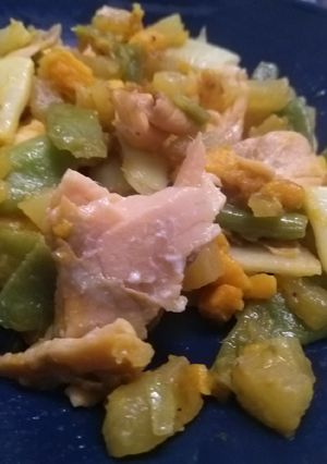 Une photo de Salade liégeoise au saumon