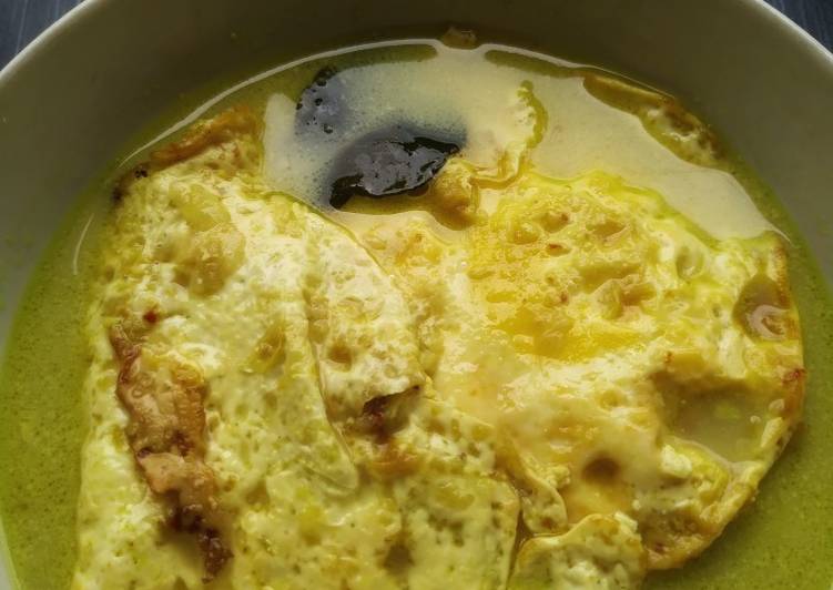 Cara Gampang Membuat Telur Ceplok Kuah Santan yang Menggugah Selera