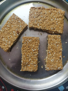 तिल गुड़ चिक्की (til gur chikki recipe in Hindi) रेसिपी मुख्य फोटो