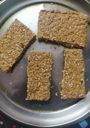तिल गुड़ चिक्की (til gur chikki recipe in Hindi) रेसिपी मुख्य फोटो