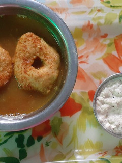 सांबर वडा और नारियल की चटनी (sambar vada aur idli ki chutney recipe in Hindi) रेसिपी मुख्य फोटो