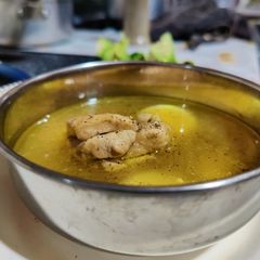 A picture of Chicken yakhni.