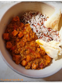 Une photo de Dahl de lentilles corail à la patate douce