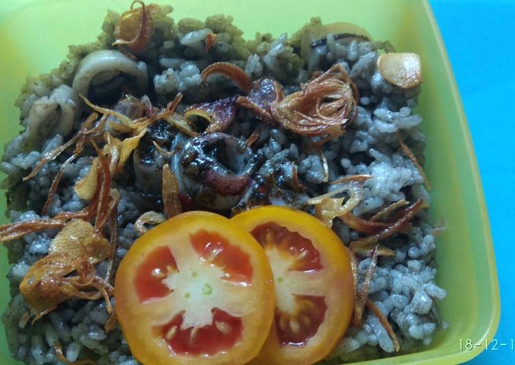 Langkah Mudah untuk Menyiapkan Nasi goreng cumi hitam, Menggugah Selera